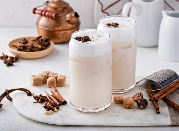 Recette Iced Chai Latte aux épices d’hiver et mousse de lait